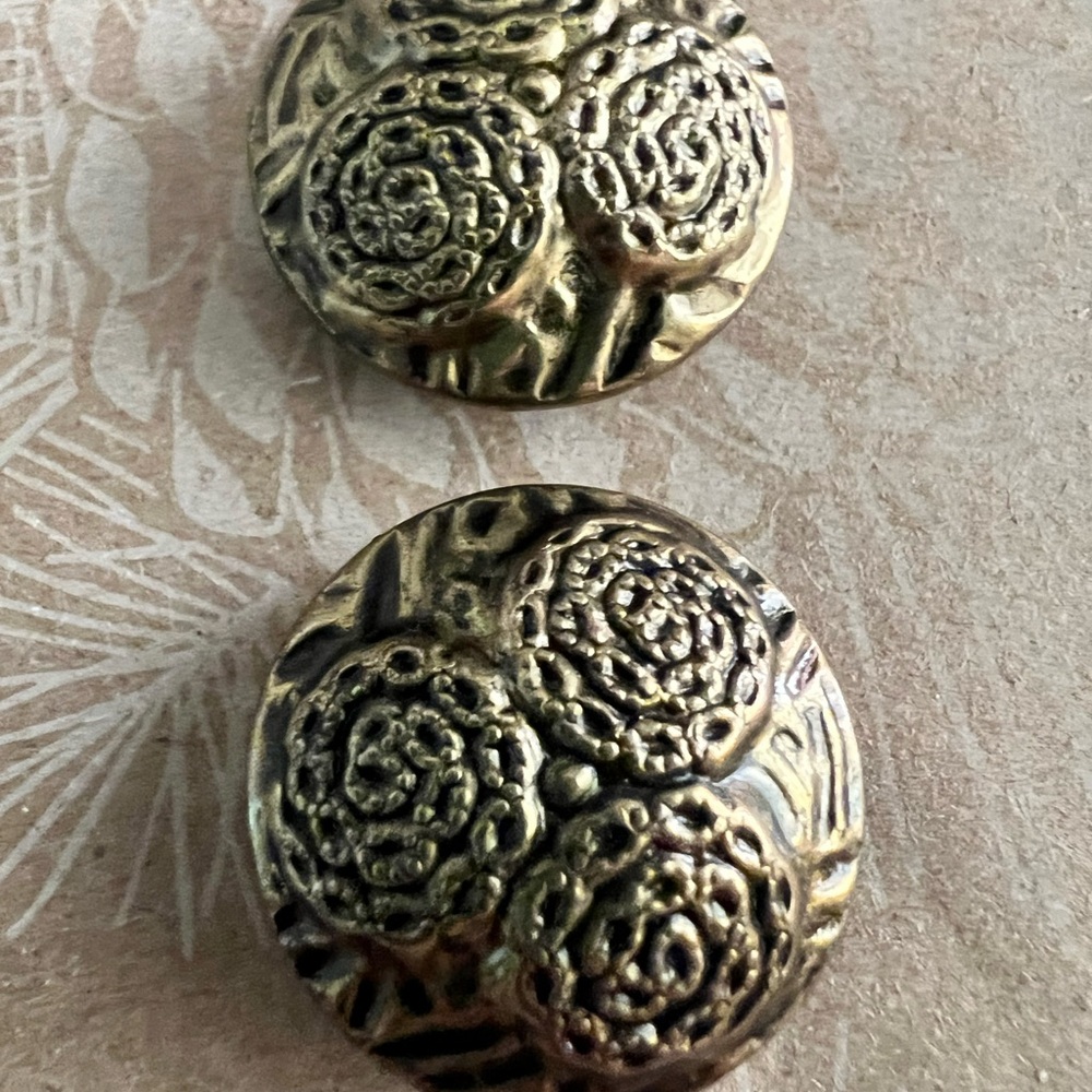Flowered brass buttons vintage
